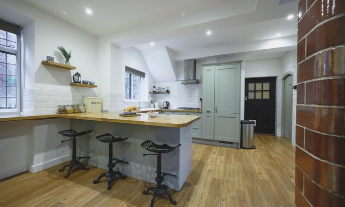 Hindhead House | Delightful Stay at The Old Cook's House - Pet Friendly & Family-Oriented