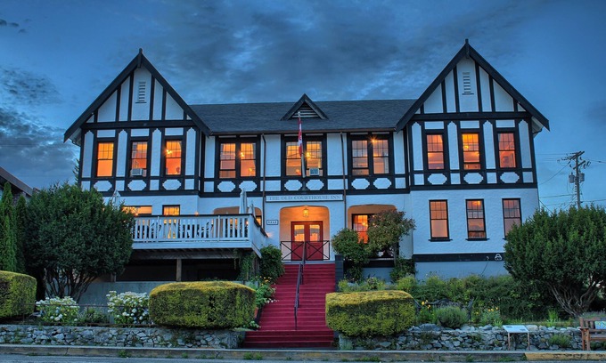 Historic Powell River Townsite Hotel | Explore The Old Courthouse Inn: Oceanfront Retreat Awaits