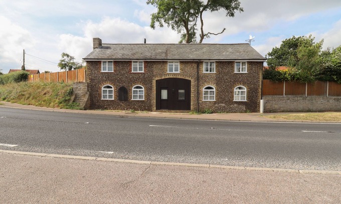Blythburgh Cottage | Pet-Friendly Retreat at The Old Custom House in Wangford