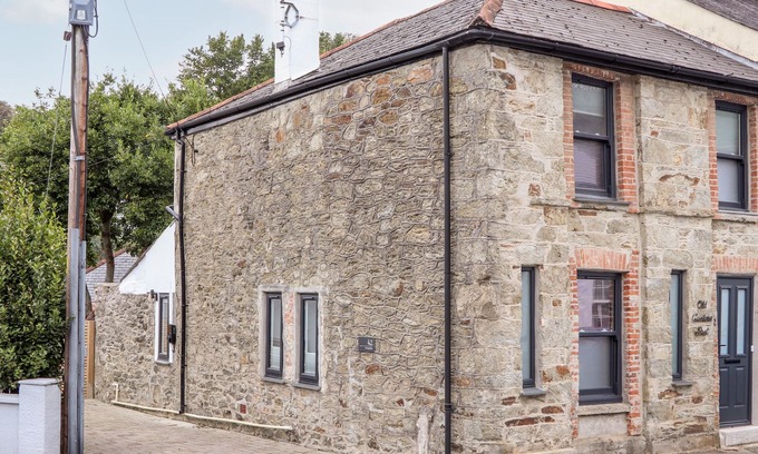 Flushing House | Discover The Old Customs Post: Pet-Friendly Retreat in Flushing