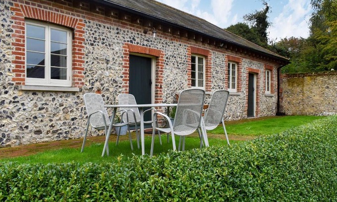 Farningham House | Experience Tranquility at The Old Dairy Cottage - 4 Star Retreat
