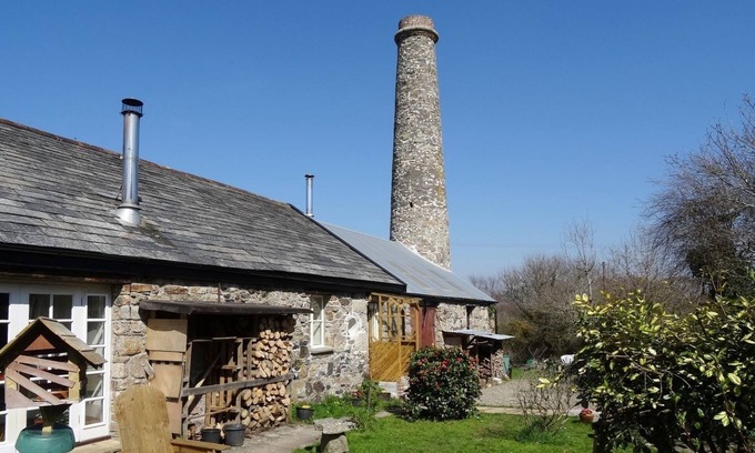 Bodmin Cottage | Cozy Old Engine House: Pet-Friendly Retreat with Open Fire