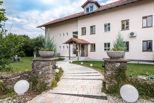 Edling Apartment | Charming Getaway at The Old Farmhouse - Pet & Child Friendly