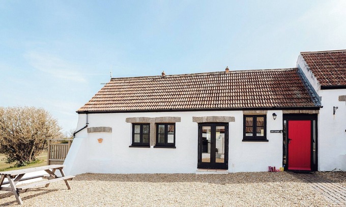 Lydstep Cottage | Cozy 2 Bedroom Retreat in Lydstep, Oceanfront & Pet Friendly