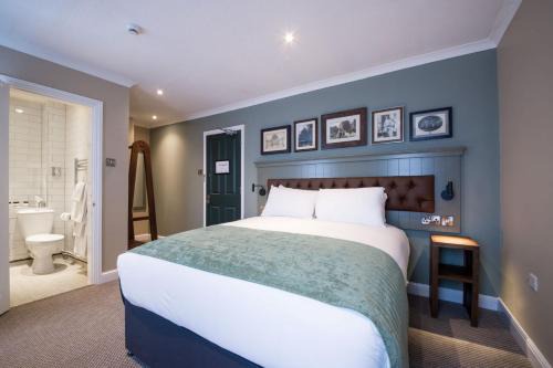 Stuppington Hotel | Experience The Old Gate Inn - 4-Star Retreat with Hot Tub