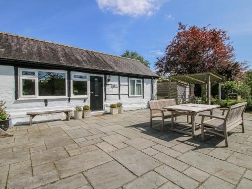 Llansantffraid-ym-Mechain House | Pet-Friendly Retreat at The Old Beams, Pont y Forwyn