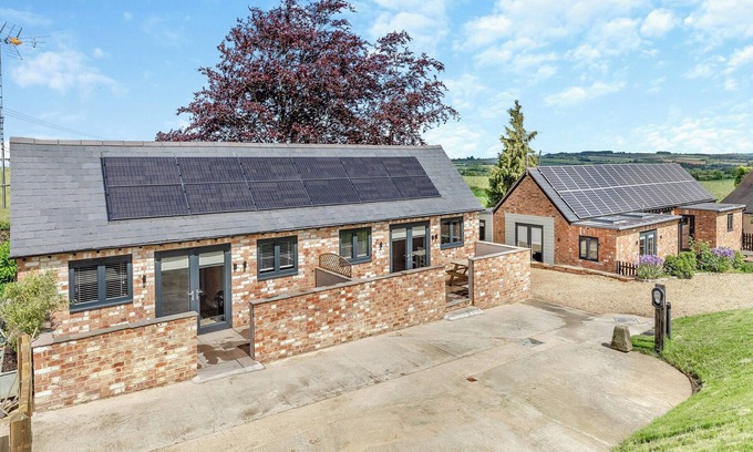Chipping Norton Cottage | Experience a Unique Cotswolds Barn Conversion Retreat
