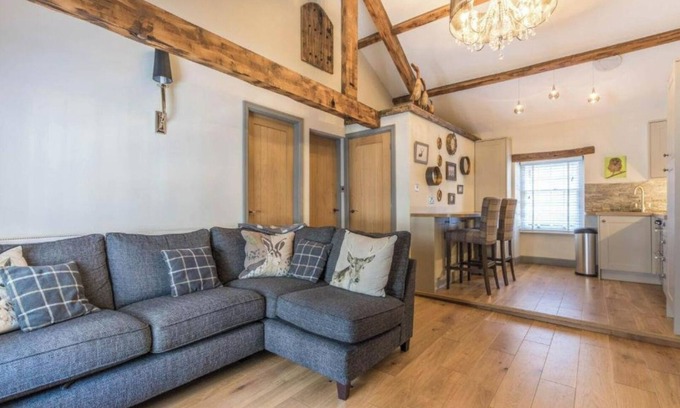 Kirkby Lonsdale Apartment | Inviting Retreat at The Old Hayloft - Barn Owl with Lake View