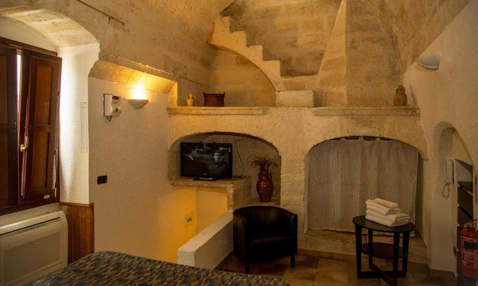 Mottola House | Charming Retreat at The Old House: Pet-Friendly Comfort
