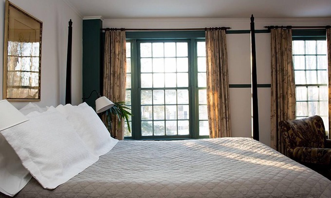 New Marlborough Hotel | Relax at The Old Inn On The Green with Pool & Restaurant