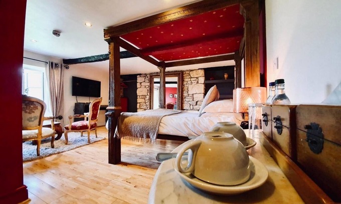 Box House | Cozy Stay at The Old Lodge with Breakfast & Family Amenities