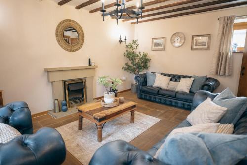 Moreton House | Relaxing Retreat at The Old Mill Barn with Private Pool