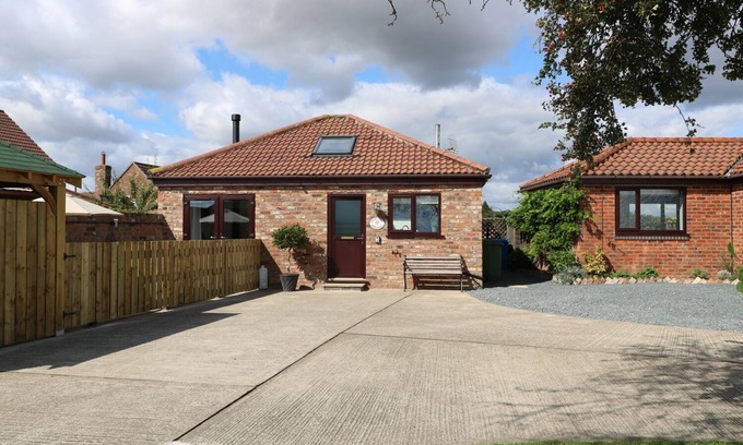 Storwood Cottage | Relaxing Old Mill Hideaway with Hot Tub in Ellerton