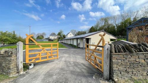 Ynysddu Apartment | Highly Rated Stay at The Old Mountain Stables in Caerllwyn