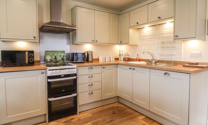 Ingrow Cottage | Experience The Old Piggery: Pet-Friendly Getaway with Spa