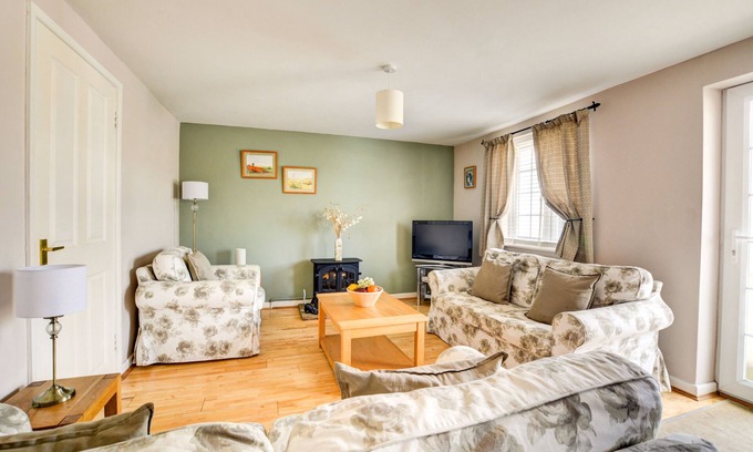 Irstead House | Pet-Friendly Retreat: The Old Post Room for Family Getaways