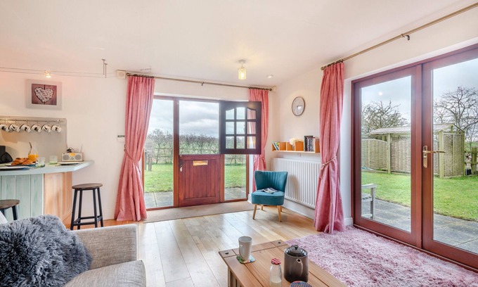 Beccles House | Welcome to The Old Pottery Cottage: Family & Pet Friendly Stay