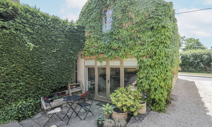 Bledington Cottage | Cozy Old Reading Room with Open Fire in Stow-On-The-Wold