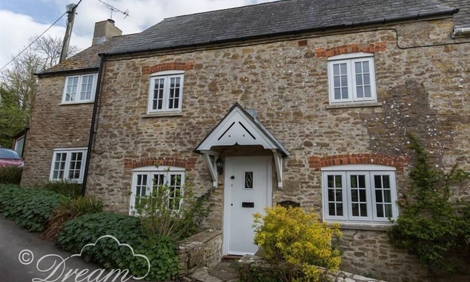Littlebredy Cottage | Relax at The Old Reading Room: Pet-Friendly Retreat