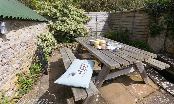 Weymouth Cottage | Explore The Old Reading Room: Pet-Friendly & Breakfast Included