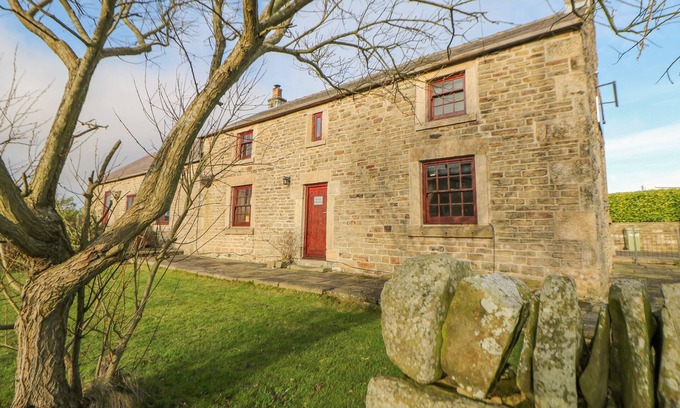 Totley Cottage | Relax at The Old Robin Hood: Pet Friendly with Hot Tub