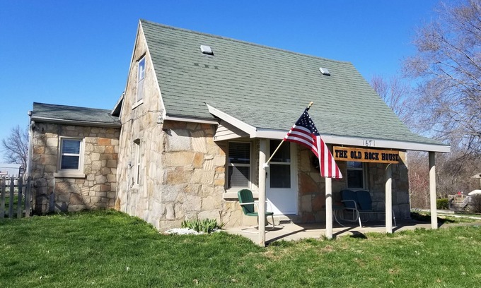 Holts Summit House | Discover The Old Rock House: Family-Friendly Retreat Awaits
