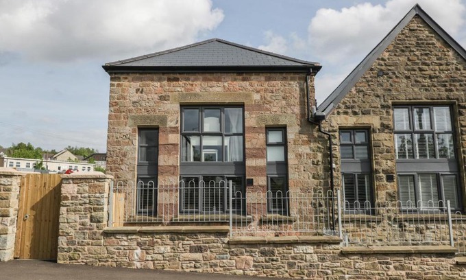 Cinderford House | Pet-Friendly Stay at The Old School - 4 Star Retreat