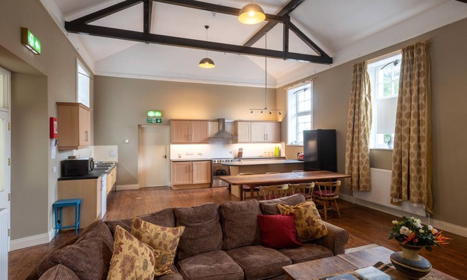 Gortin Cottage | Discover The Old School: Pet-Friendly Getaway with Breakfast