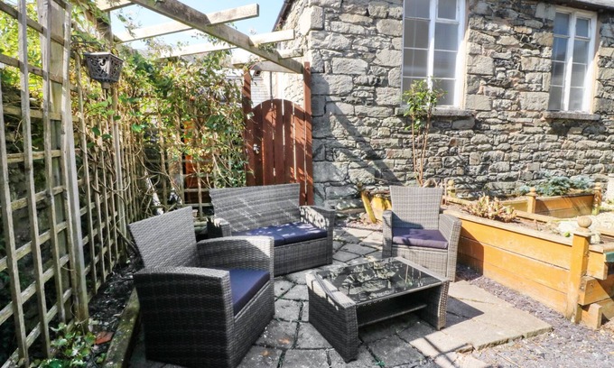 Bala Cottage | Discover The Old School House: Family & Pet Friendly Stay