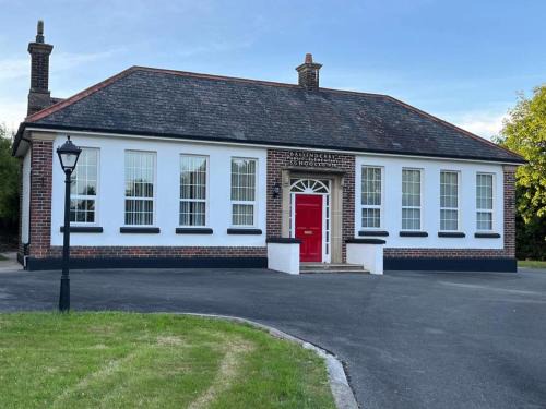 Londonderry House | Pet-Friendly Getaway at The Old School House - 10/10 Rated