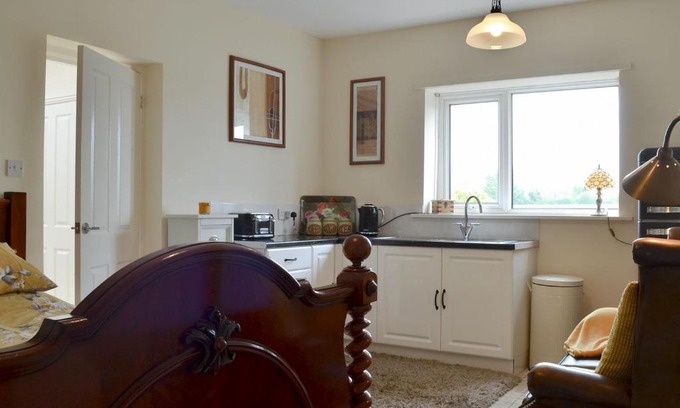Wigton House | Cozy Retreat at The Old School House Studio with Hot Tub