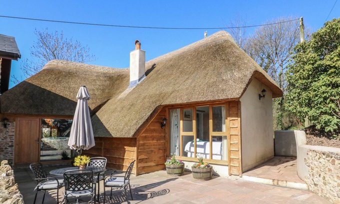 Luppitt Cottage | Romantic Getaway at The Old Smithy with Pool & Breakfast