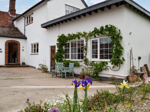 Lillington House | Experience Comfort at The Old Stables - Pet Friendly Retreat
