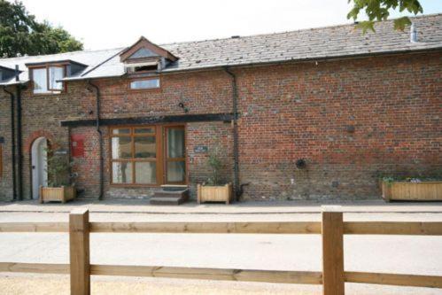 Ivinghoe House | Experience Comfort at The Old Stables Hotel