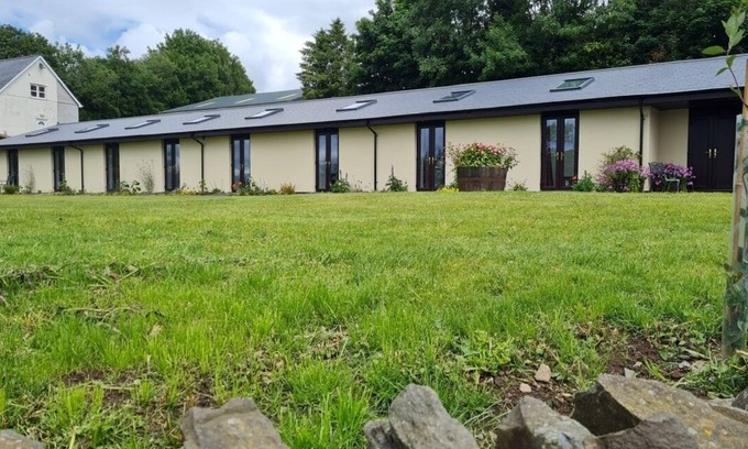 Ynysddu Apartment | Unforgettable Stay at The Old Stables: Family-Friendly Retreat