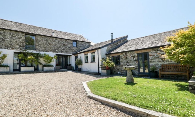 Newquay House | Discover The Old Stables: Pet-Friendly 4-Star Retreat