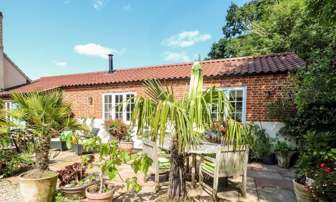 East Dereham Cottage | THE OLD STABLES, pet friendly, character holiday cottage in Litcham