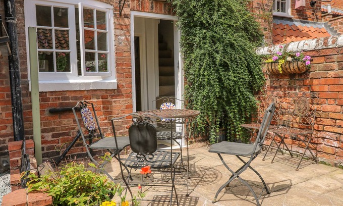 Newark Cottage | Family-Friendly Retreat with Garden in Newark-On-Trent