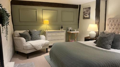 Heligan House | Top-Rated Stay at The Old Thatch - Hennock Awaits You