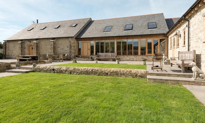 Littlebredy House | Experience The Old Tithe Barn - 4 Star with Family-Friendly Amenities
