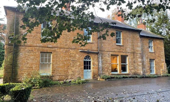 Upper Stowe Bed & Breakfast | Discover The Old Vicarage: Eco-Friendly Retreat with Hot Tub
