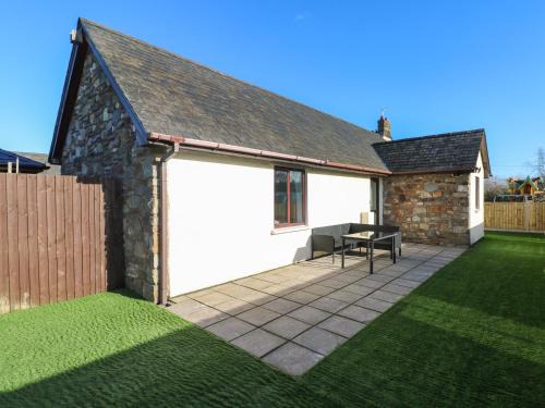 Draethen House | Pet-Friendly Retreat at The Old Well Bungalow, Ty Mawr Farm