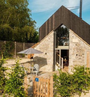 Pylle Apartment | Cozy Old Winery Cottage No1 with Oceanfront Views