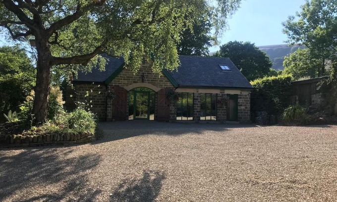 Edale Apartment | Cozy Retreat at The Old Winery Loft - Family Friendly Stay