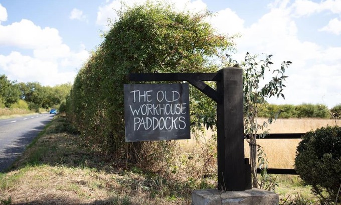 Foxley House | Explore The Old Workhouse Paddocks – Pet & Child Friendly Stay