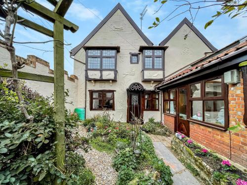 Great Yarmouth House | Explore The Old Workshop: Family & Pet Friendly Retreat