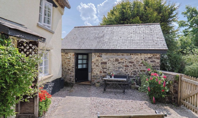 South Molton Cottage | Discover The Old Workshop: Pet-Friendly with Breakfast Included