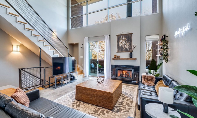 Fort Worth House | Experience The Oleander: Townhouse Steps from Magnolia Ave