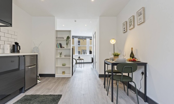 Giltbrook Apartment | Cozy Olive Suite: Family-Friendly Studio Apartment in Ilkeston