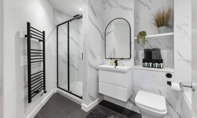 Leicester Apartment | Stylish Olive Tree Apartment with Balcony & River Views